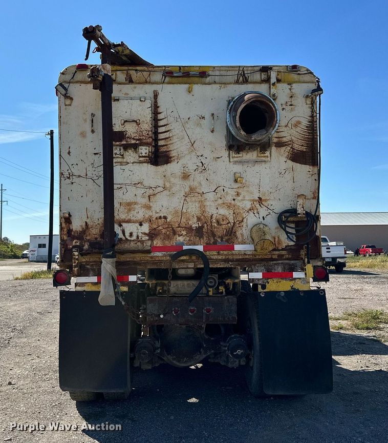 image for item MQ9447 1994 Ford LT8000  vacuum truck