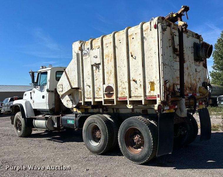 image for item MQ9447 1994 Ford LT8000  vacuum truck