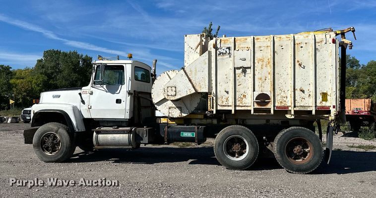 image for item MQ9447 1994 Ford LT8000  vacuum truck