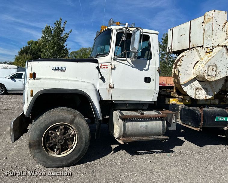 image for item MQ9447 1994 Ford LT8000  vacuum truck