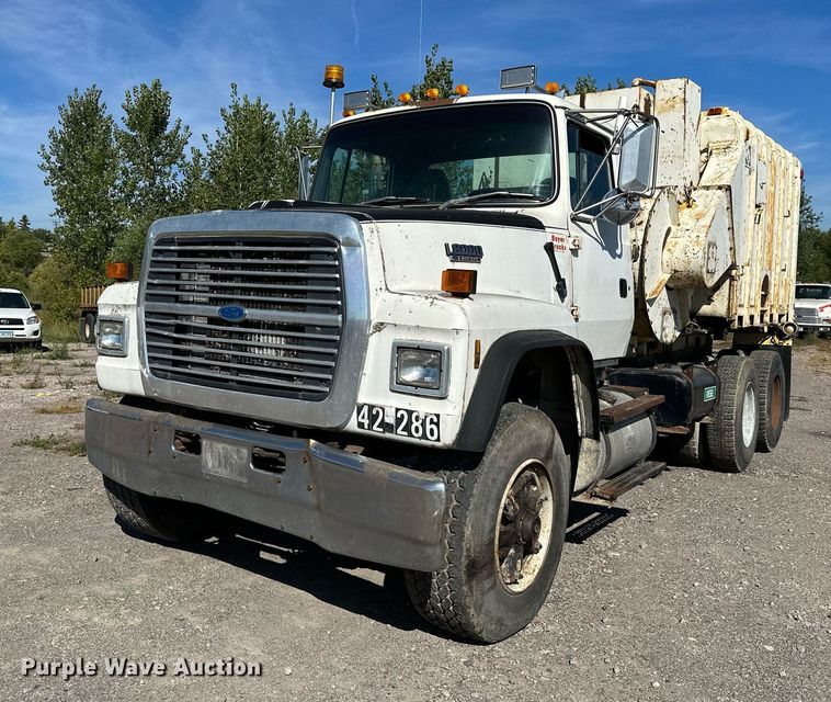 image for item MQ9447 1994 Ford LT8000  vacuum truck
