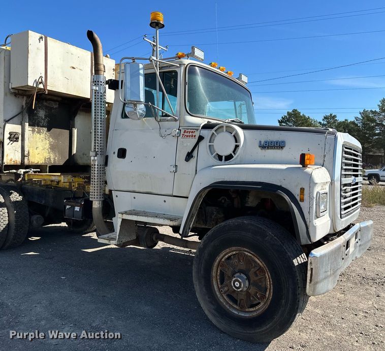 image for item MQ9447 1994 Ford LT8000  vacuum truck