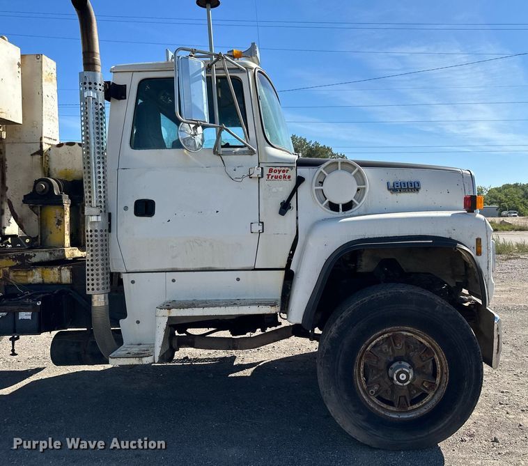 image for item MQ9447 1994 Ford LT8000  vacuum truck