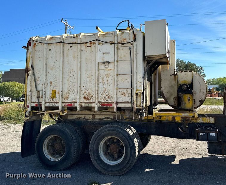 image for item MQ9447 1994 Ford LT8000  vacuum truck