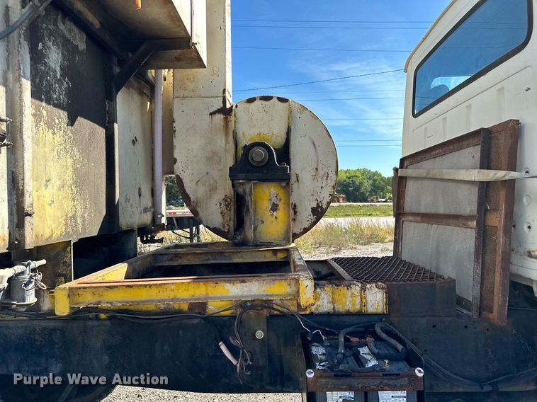 image for item MQ9447 1994 Ford LT8000  vacuum truck