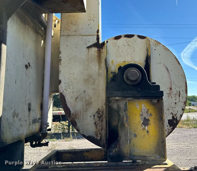 image for item MQ9447 1994 Ford LT8000  vacuum truck