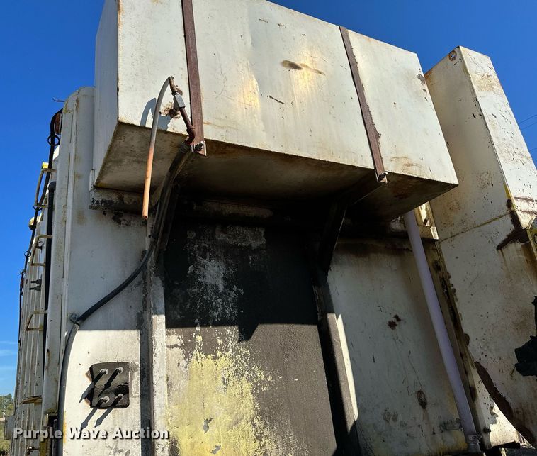 image for item MQ9447 1994 Ford LT8000  vacuum truck