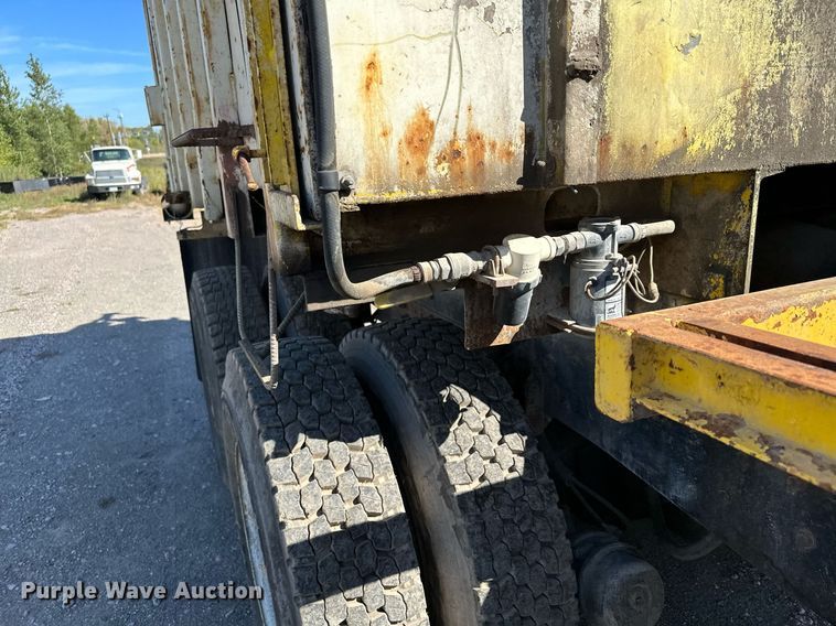 image for item MQ9447 1994 Ford LT8000  vacuum truck