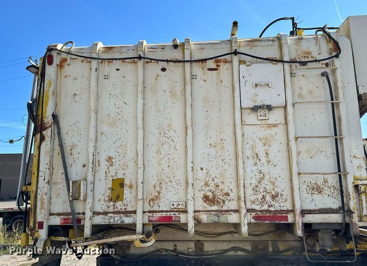 image for item MQ9447 1994 Ford LT8000  vacuum truck