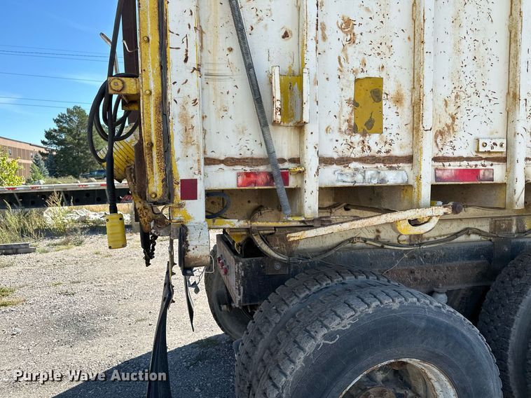 image for item MQ9447 1994 Ford LT8000  vacuum truck