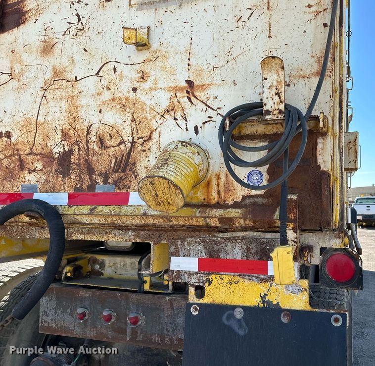 image for item MQ9447 1994 Ford LT8000  vacuum truck