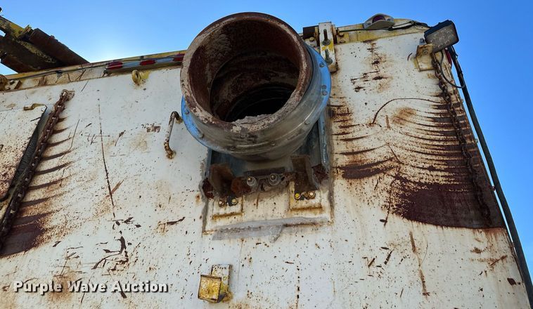 image for item MQ9447 1994 Ford LT8000  vacuum truck