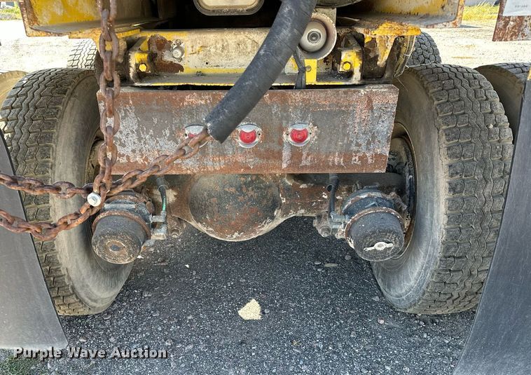 image for item MQ9447 1994 Ford LT8000  vacuum truck