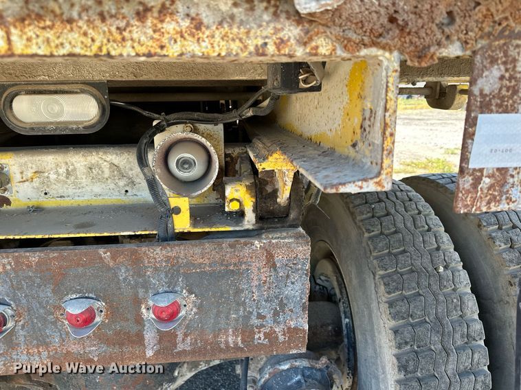 image for item MQ9447 1994 Ford LT8000  vacuum truck