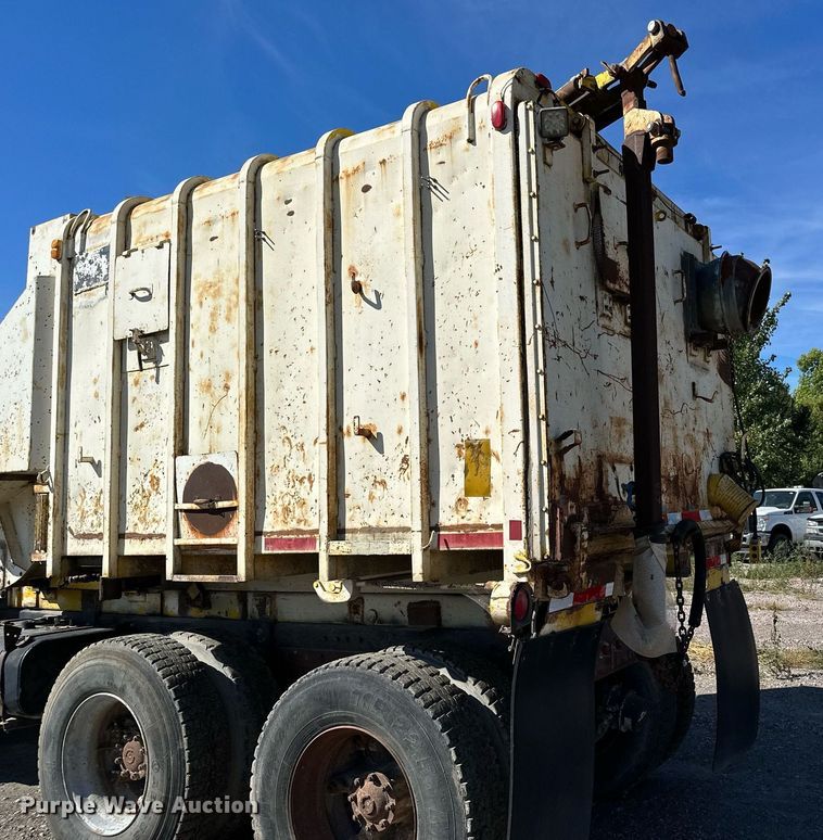 image for item MQ9447 1994 Ford LT8000  vacuum truck