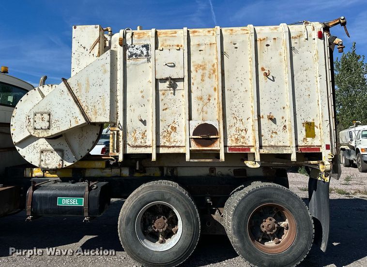 image for item MQ9447 1994 Ford LT8000  vacuum truck