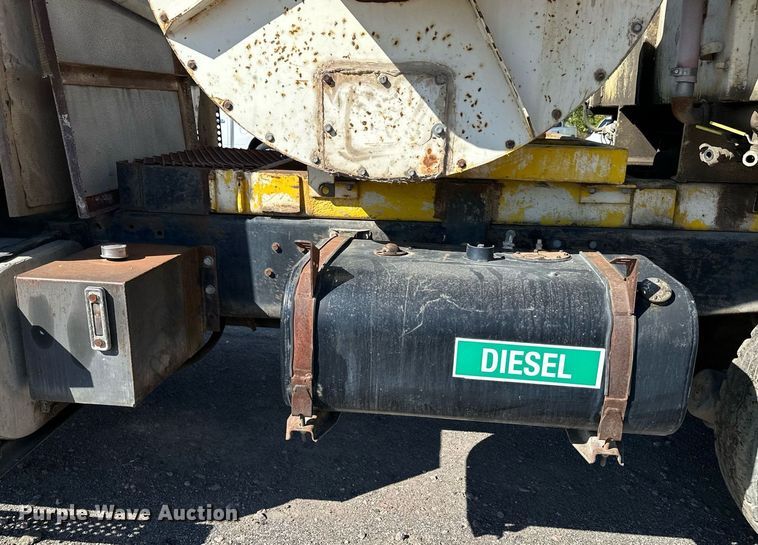 image for item MQ9447 1994 Ford LT8000  vacuum truck