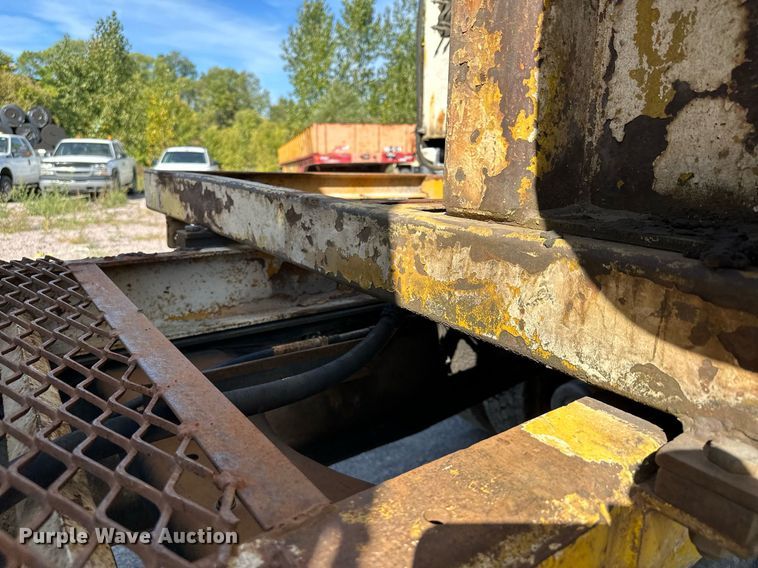 image for item MQ9447 1994 Ford LT8000  vacuum truck