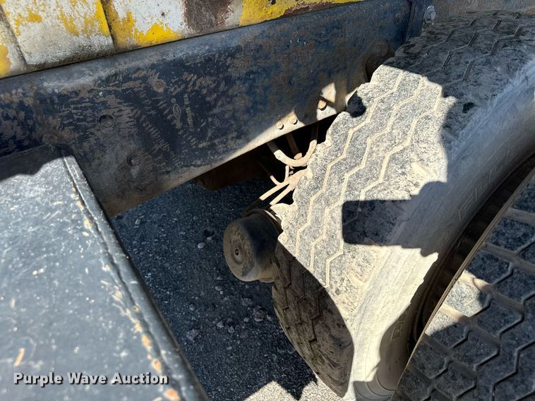 image for item MQ9447 1994 Ford LT8000  vacuum truck