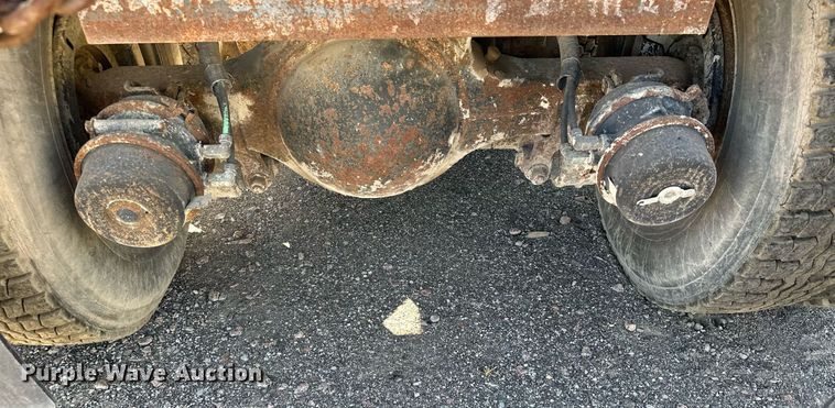 image for item MQ9447 1994 Ford LT8000  vacuum truck