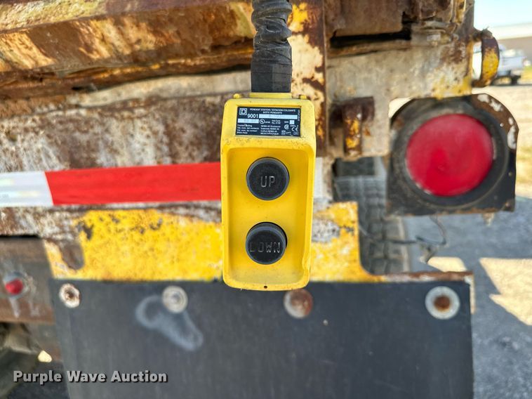 image for item MQ9447 1994 Ford LT8000  vacuum truck