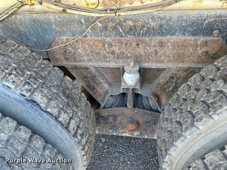 image for item MQ9447 1994 Ford LT8000  vacuum truck