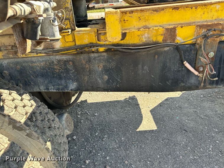 image for item MQ9447 1994 Ford LT8000  vacuum truck