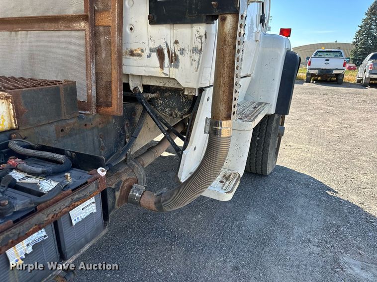 image for item MQ9447 1994 Ford LT8000  vacuum truck