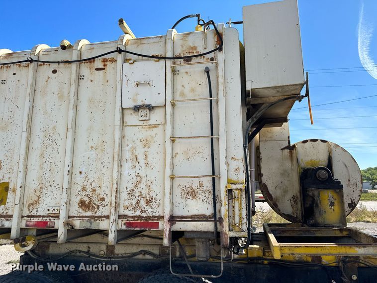 image for item MQ9447 1994 Ford LT8000  vacuum truck