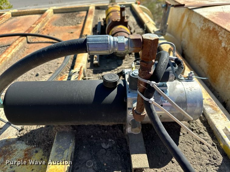 image for item MQ9447 1994 Ford LT8000  vacuum truck