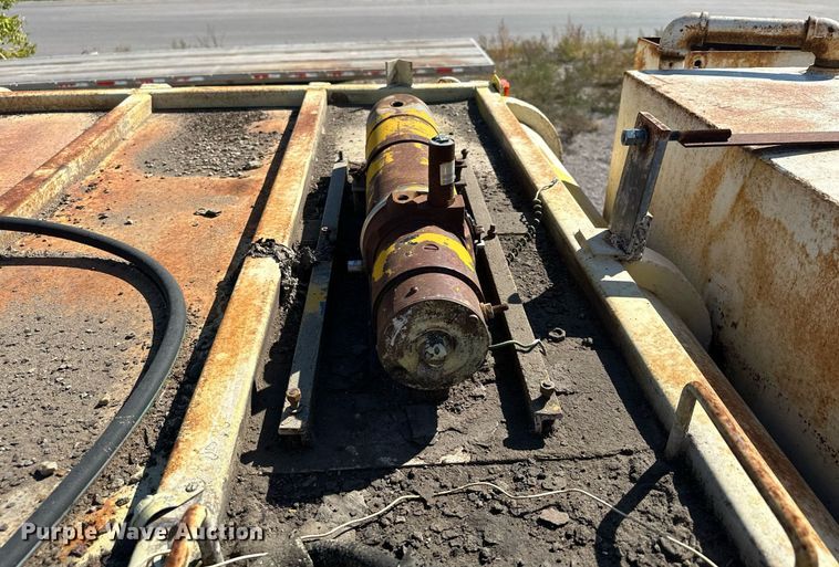 image for item MQ9447 1994 Ford LT8000  vacuum truck