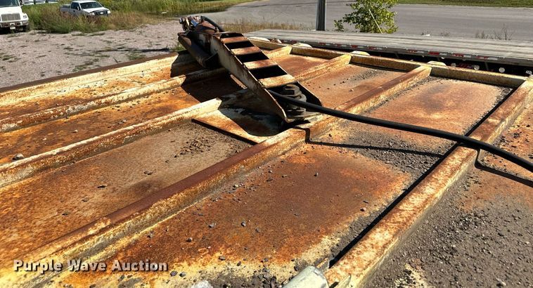 image for item MQ9447 1994 Ford LT8000  vacuum truck