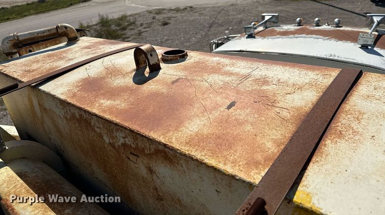 image for item MQ9447 1994 Ford LT8000  vacuum truck