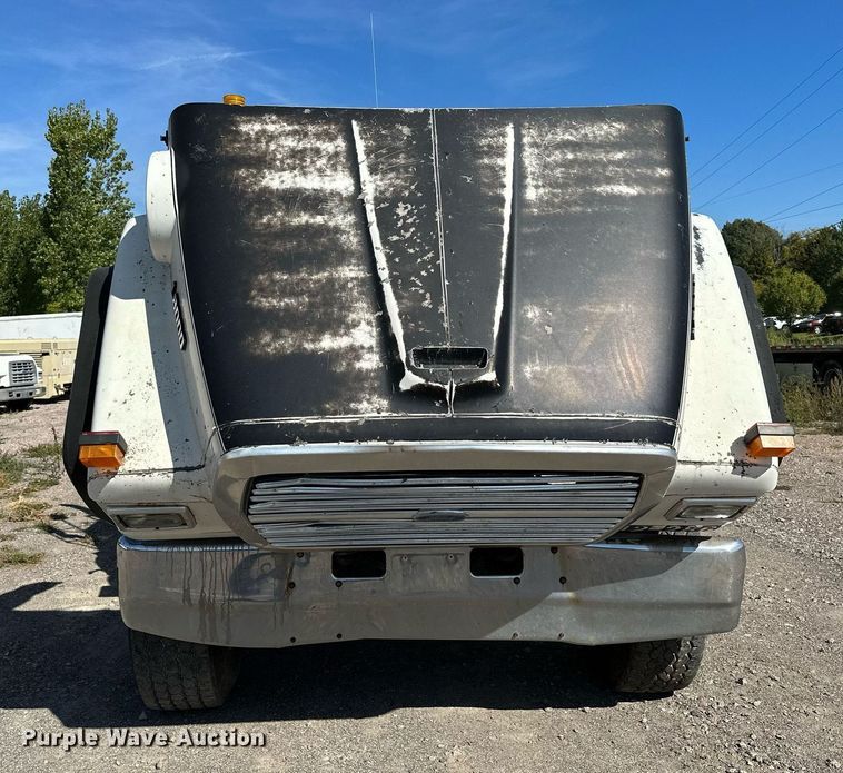 image for item MQ9447 1994 Ford LT8000  vacuum truck