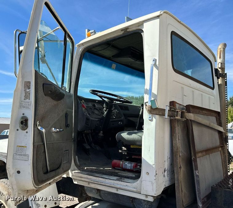 image for item MQ9447 1994 Ford LT8000  vacuum truck