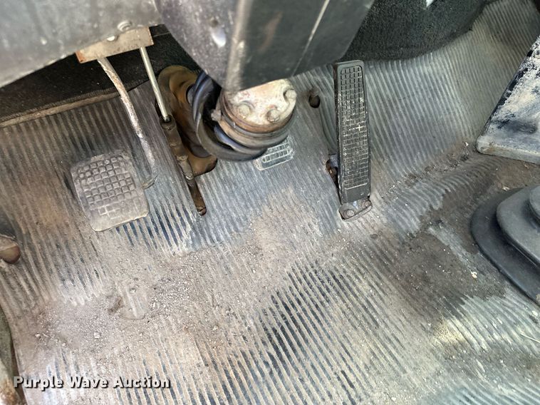 image for item MQ9447 1994 Ford LT8000  vacuum truck