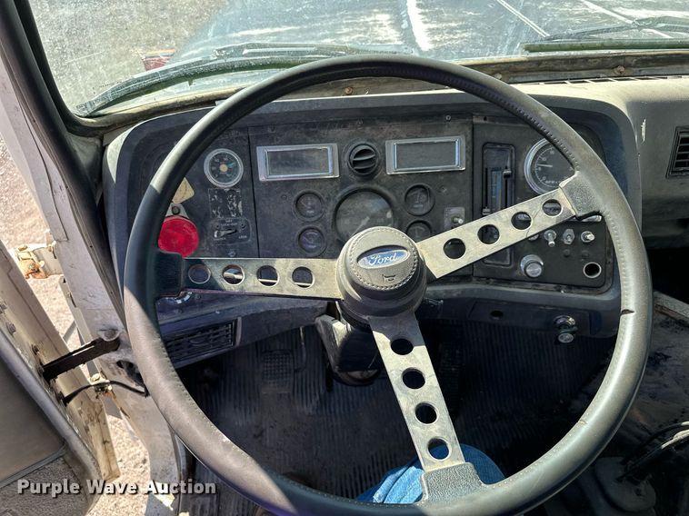 image for item MQ9447 1994 Ford LT8000  vacuum truck