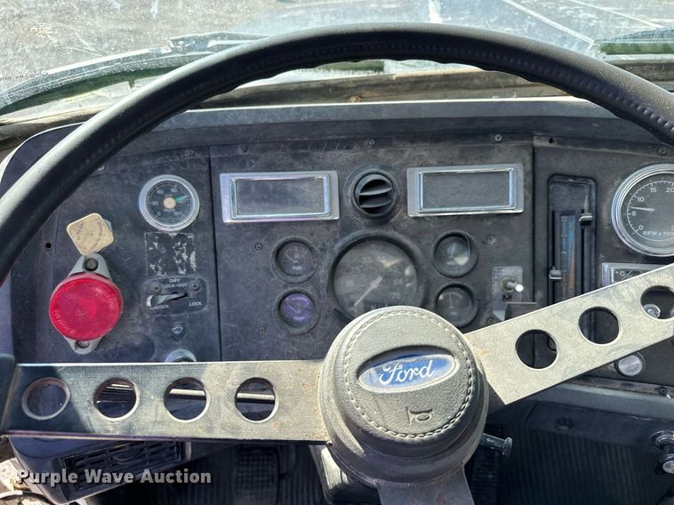 image for item MQ9447 1994 Ford LT8000  vacuum truck