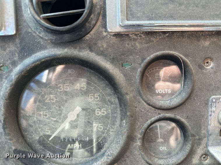 image for item MQ9447 1994 Ford LT8000  vacuum truck