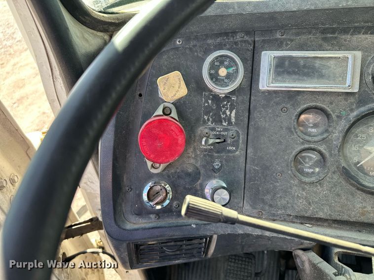 image for item MQ9447 1994 Ford LT8000  vacuum truck