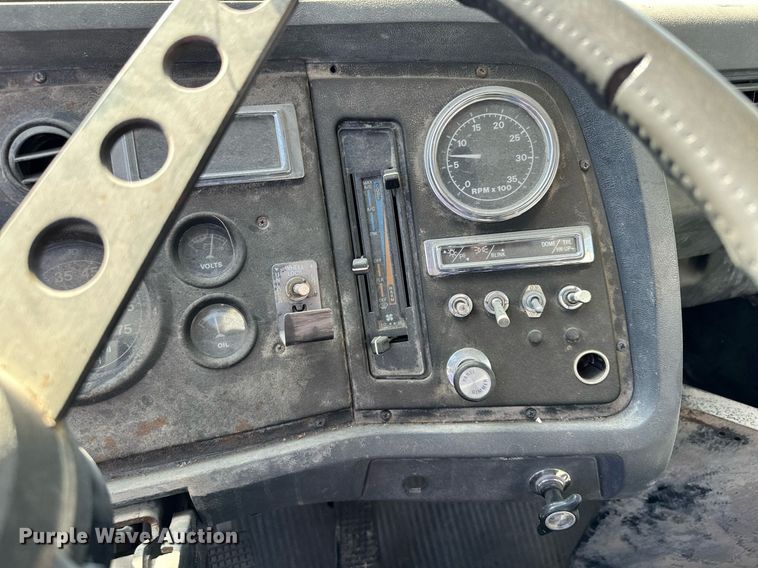 image for item MQ9447 1994 Ford LT8000  vacuum truck