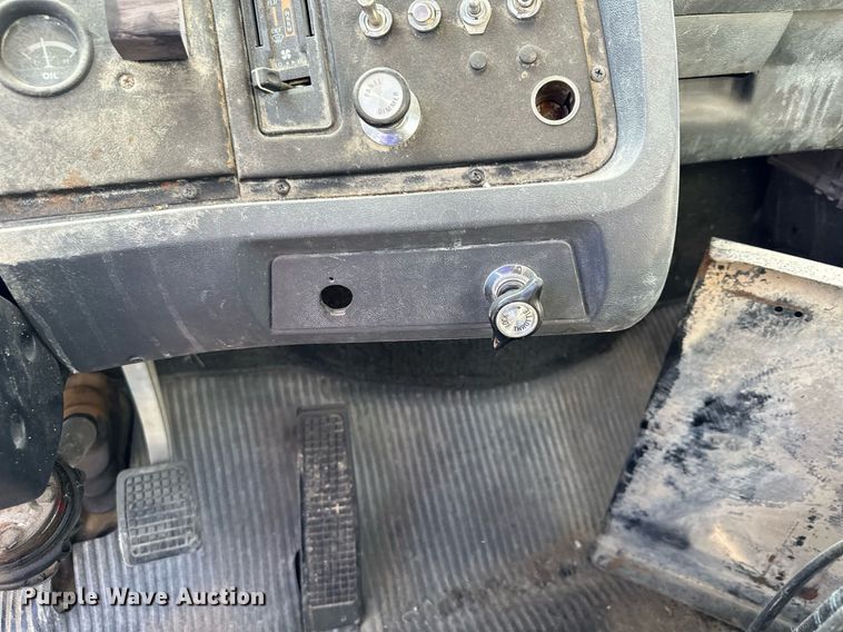 image for item MQ9447 1994 Ford LT8000  vacuum truck