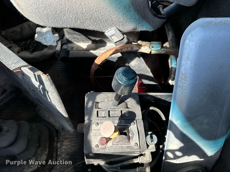 image for item MQ9447 1994 Ford LT8000  vacuum truck