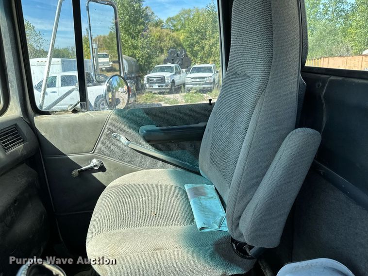 image for item MQ9447 1994 Ford LT8000  vacuum truck