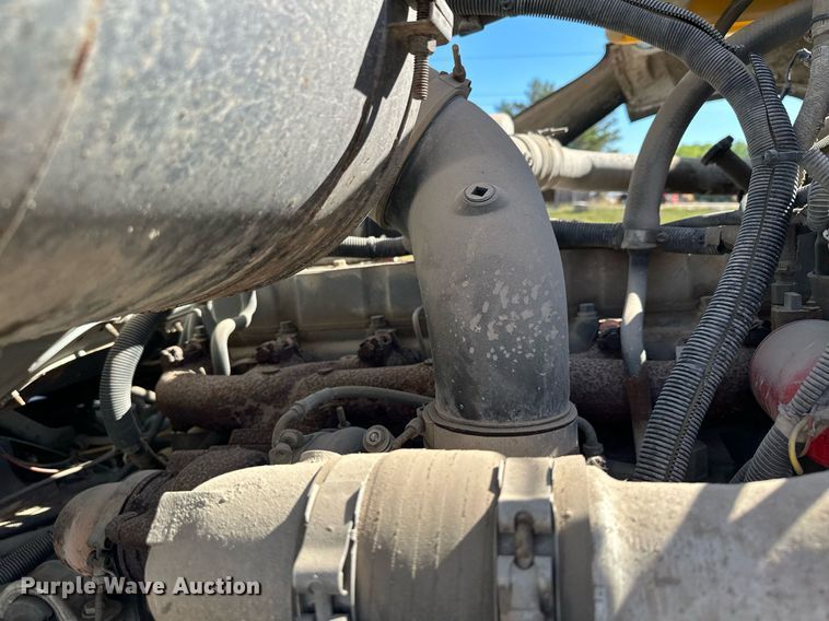 image for item MQ9447 1994 Ford LT8000  vacuum truck