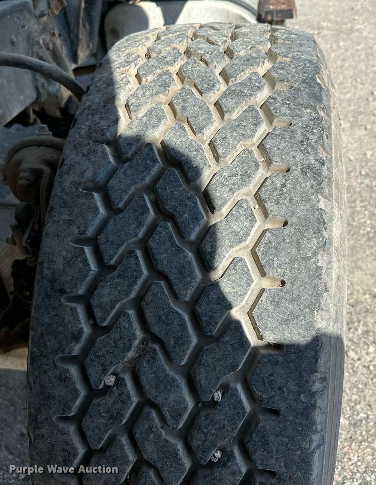 image for item MQ9447 1994 Ford LT8000  vacuum truck