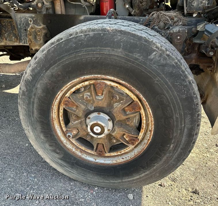 image for item MQ9447 1994 Ford LT8000  vacuum truck