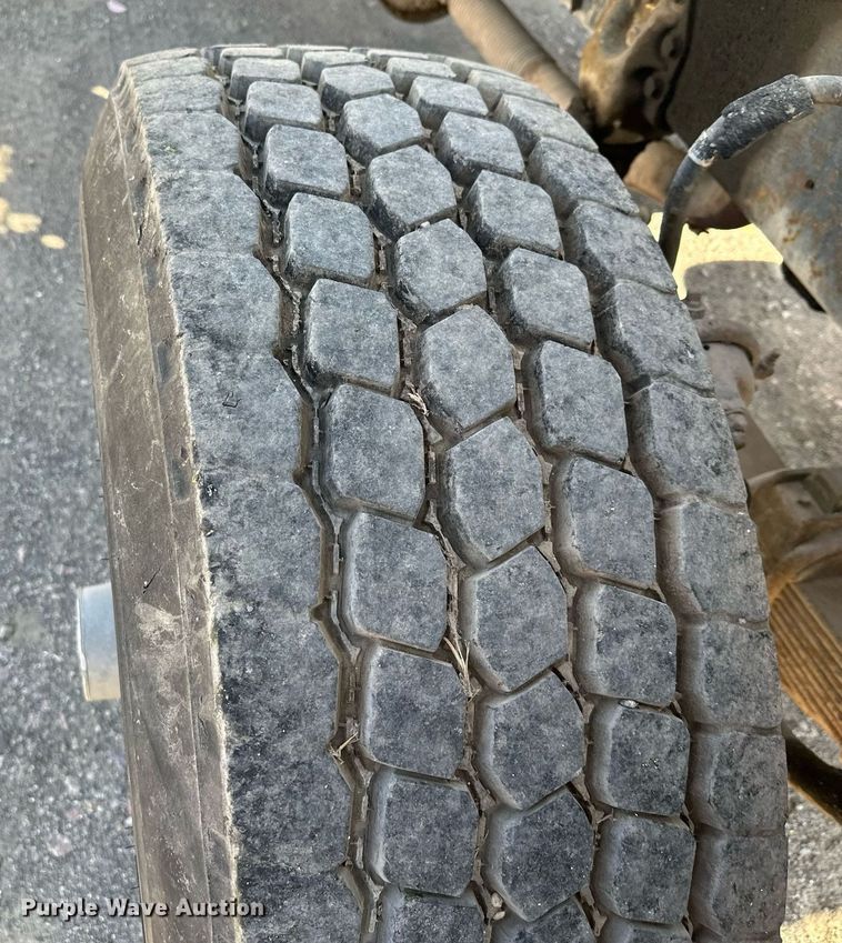 image for item MQ9447 1994 Ford LT8000  vacuum truck