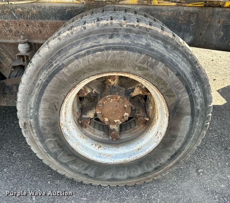 image for item MQ9447 1994 Ford LT8000  vacuum truck