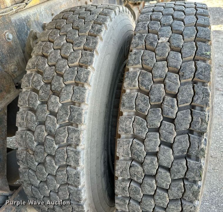 image for item MQ9447 1994 Ford LT8000  vacuum truck